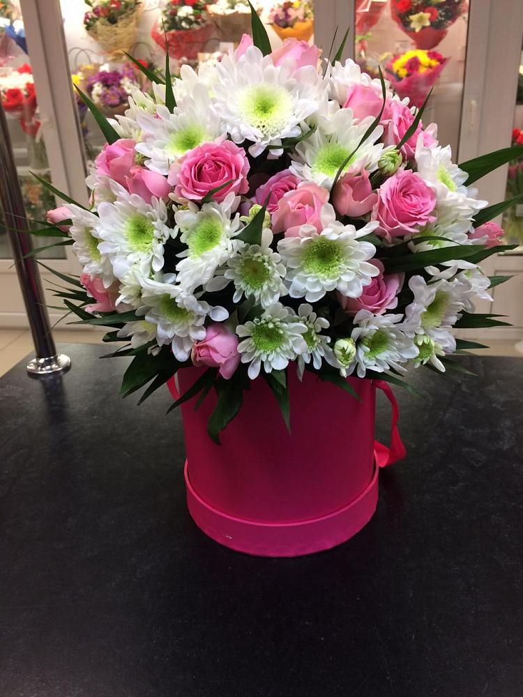 Цветочная композиция из Розы и Хризантемы в шляпной коробке в Кузнецово