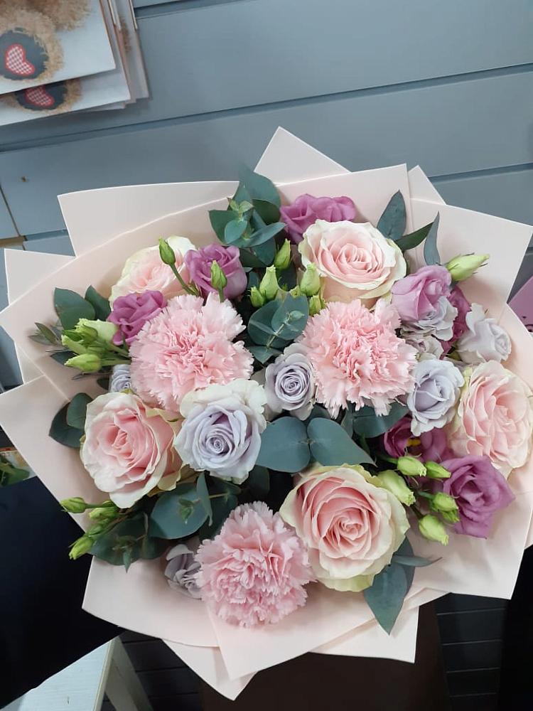 Букет цветов из: Розы, Гвоздики и Лизиантусы в Кузнецово